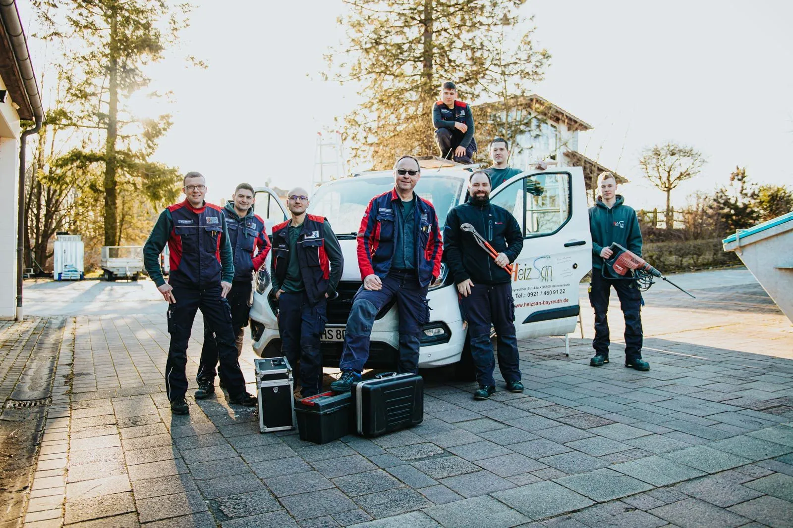 Das HeizSan-Team vor dem Firmenfahrzeug